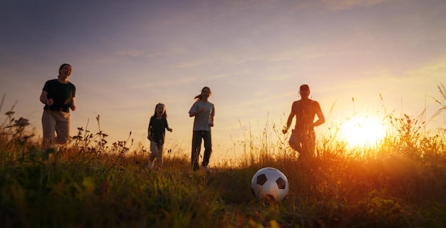 Familia feliz jogando futebol