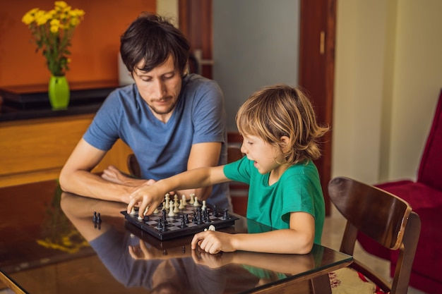 Família feliz jogando jogo de tabuleiro em casa