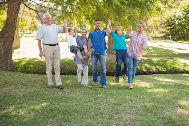 Família feliz jogando juntos no parque