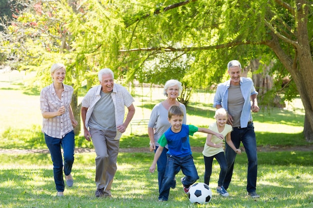 Família feliz jogando na bola