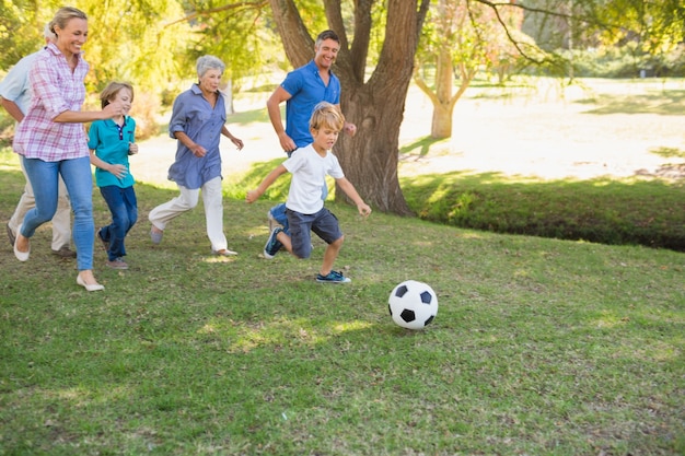 Família feliz jogando na bola