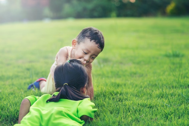 Família feliz jogando no parque. Mãe e filho brincam juntos na natureza no verão