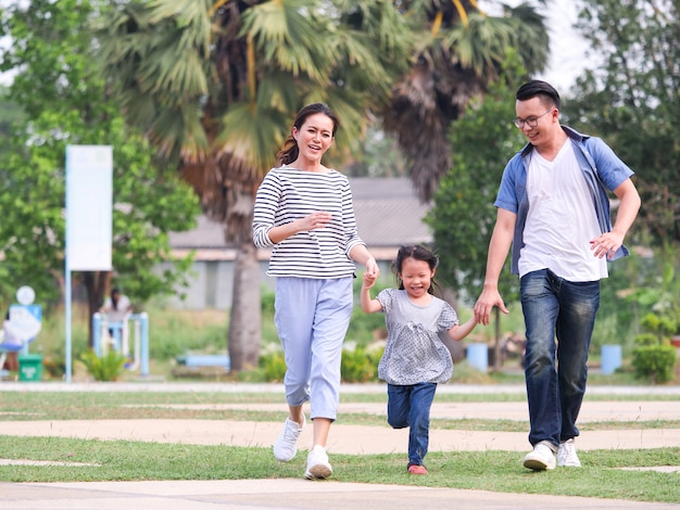 Família feliz jogando no parque.