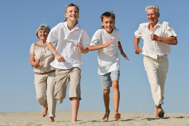 Família feliz jogando