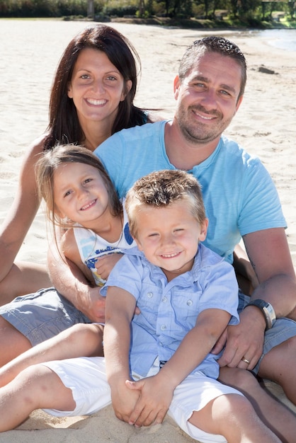 Família feliz jovem na praia