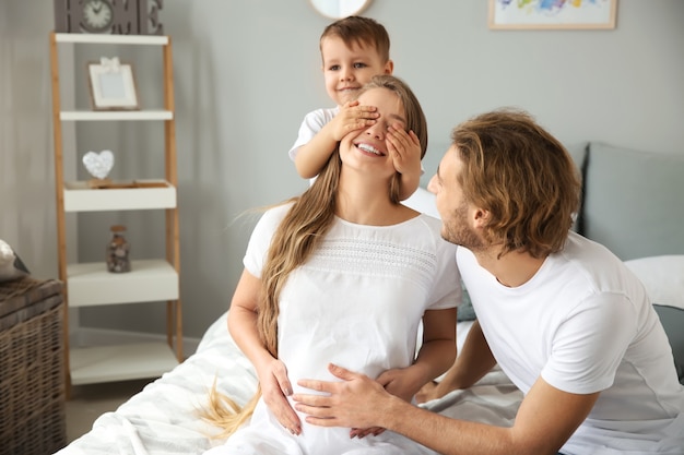 Familia feliz, juego, en casa