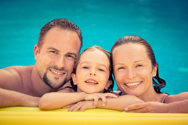 Familia feliz, juego, en, piscina