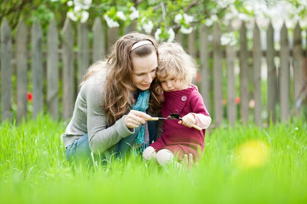 Familia feliz jugando al aire libre en el jardín de primavera