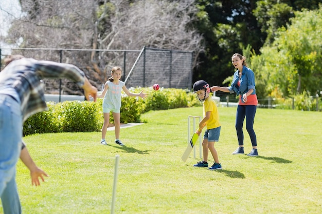 Familia feliz jugando al cricket juntos