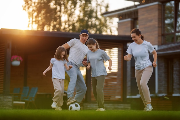 Familia feliz jugando al fútbol