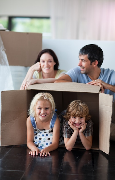 Familia feliz jugando en casa con cajas