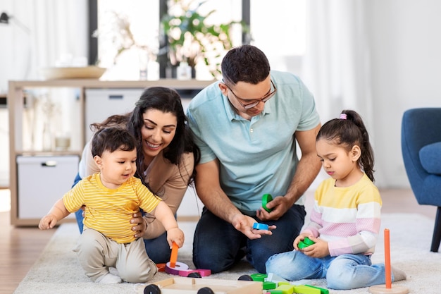 familia feliz jugando con juguetes de madera en casa