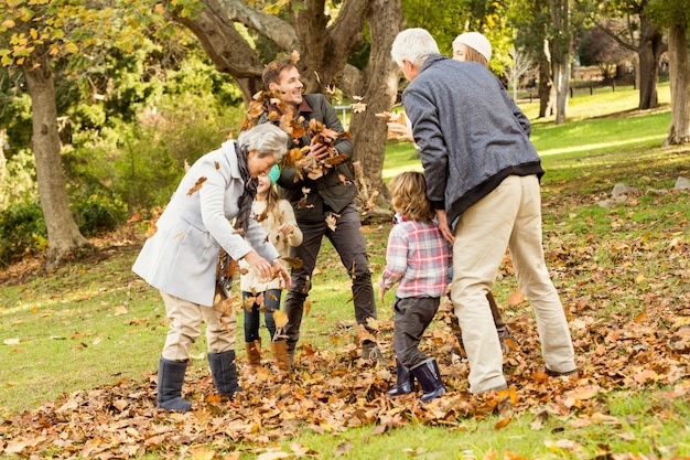 Familia feliz jugando juntos en el parque