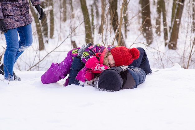 Familia feliz jugando con nieve en el parque