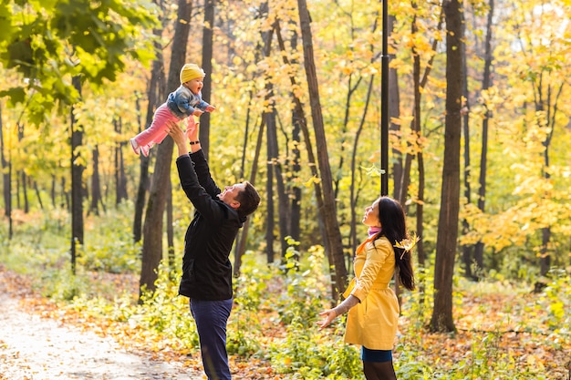 Familia feliz jugando en el parque Bebé, madre, padre