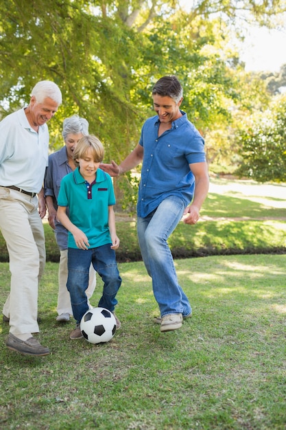 Familia feliz jugando en la pelota