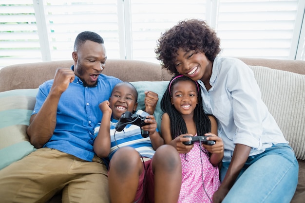 Familia feliz jugando videojuegos