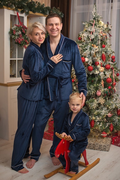 familia feliz junta en la víspera de navidad