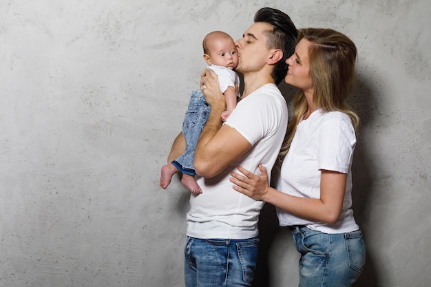 Família feliz junto. mãe e pai com bebezinho.