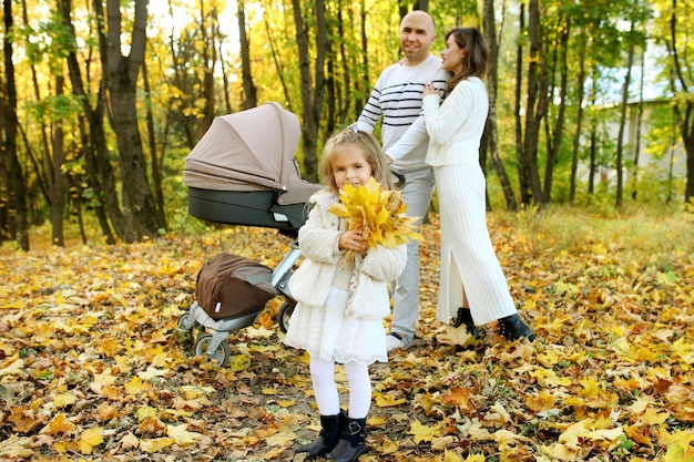 Família feliz junto na natureza amarela Dia de outono