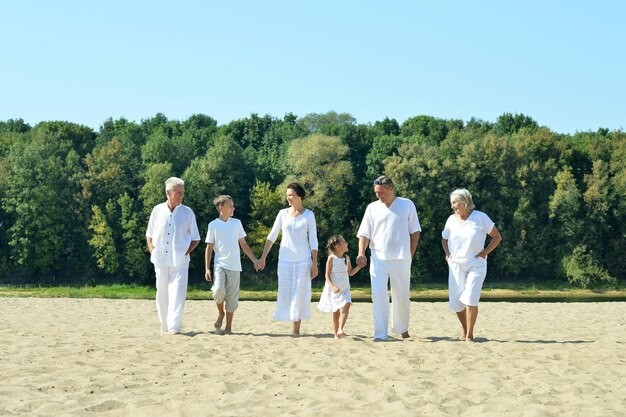 Familia feliz junto en la playa de arena