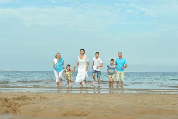 Familia feliz junto en la playa de arena