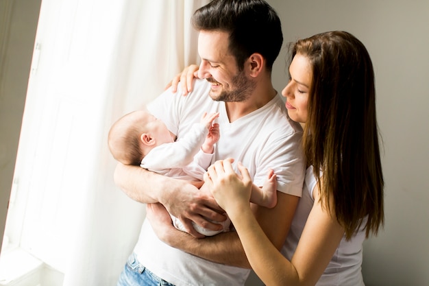 Familia feliz junto a la ventana