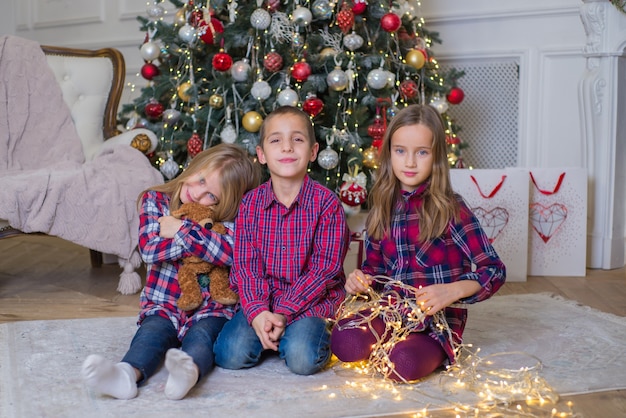 familia feliz juntos en casa celebrar la navidad