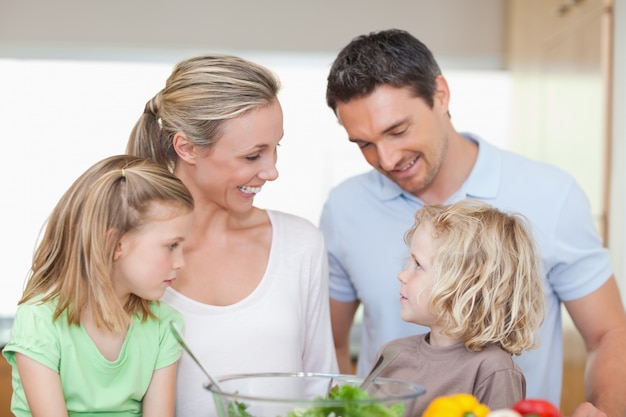 Família feliz juntos na cozinha