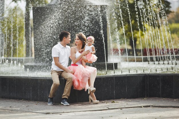 Familia feliz juntos. Padres jóvenes al aire libre con su pequeño bebé.