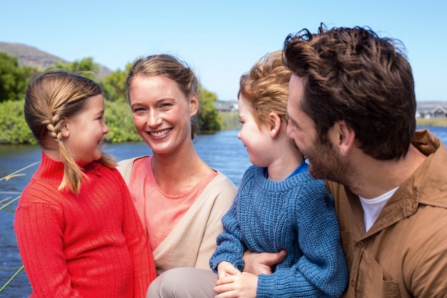 Familia feliz en un lago