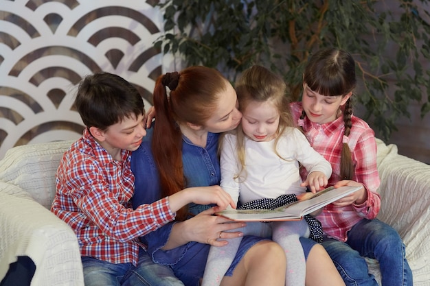 Una familia feliz lee libros en casa. tiempo libre con la familia