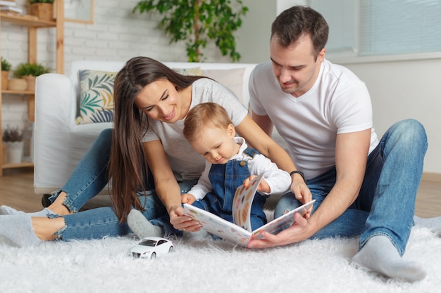 Família feliz lendo um livro juntos