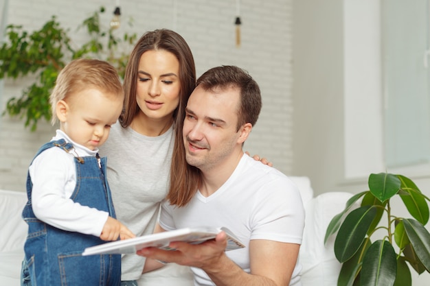 Família feliz lendo um livro juntos