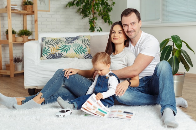 Familia feliz leyendo un libro juntos