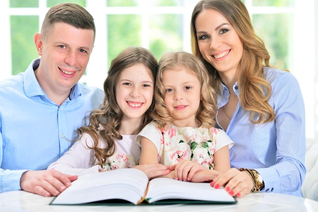 Familia feliz con libro