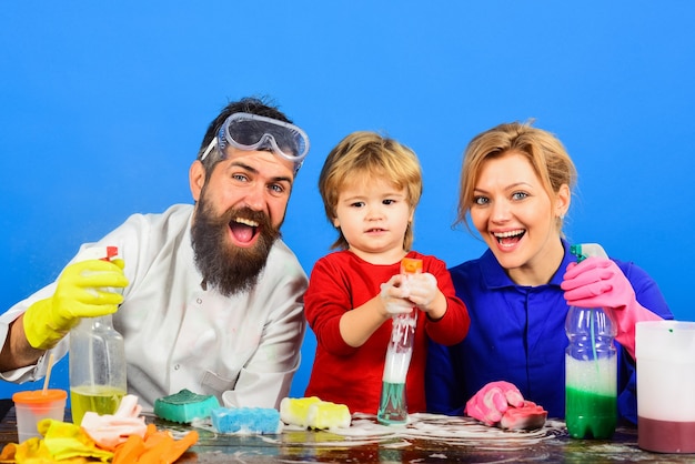 Familia feliz limpiando juntos día limpio jugando con herramientas de limpieza desinfección de esponja