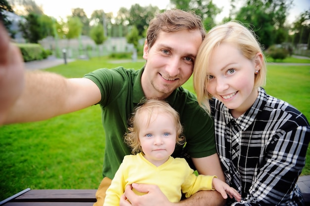 Família feliz linda jovem fazendo selfie foto juntos