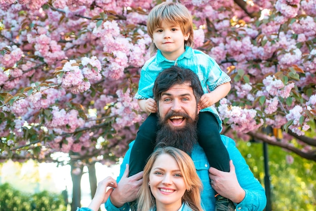 Familia feliz con lindo hijo madre padre e hijo familia feliz al aire libre