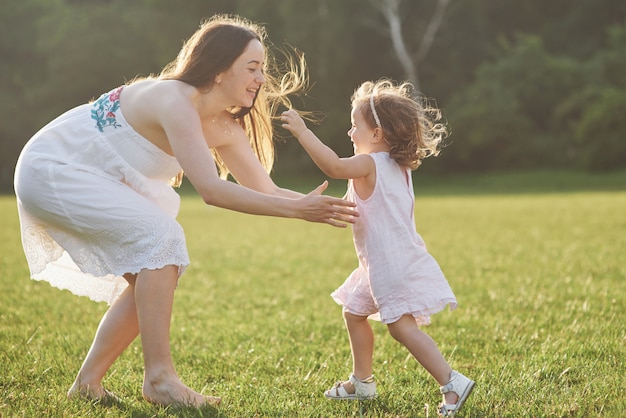 Familia feliz, madre activa con niño pequeño, adorable niña pequeña