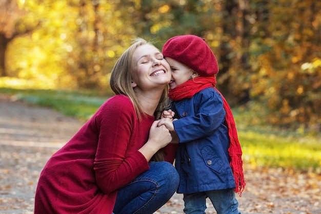 Familia feliz Madre e hija pasan tiempo en el parque de otoño Reír y jugar