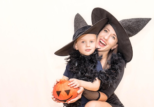 Familia feliz madre e hijo disfrazados con calabaza en celebración de Halloween El concepto de la fiesta de Halloween