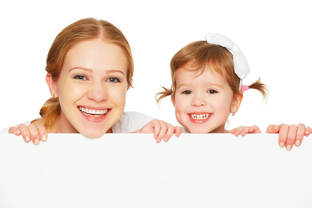 Familia feliz madre hijo hija con cartel blanco en blanco aislado