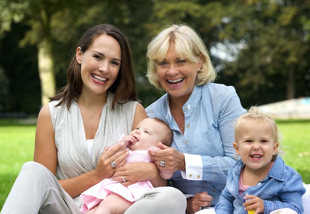 Familia feliz con madre, hijos y abuela