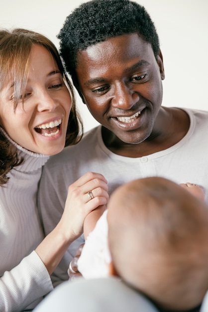 Familia feliz, madre, padre y bebé.