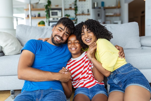 Foto familia feliz madre padre e hija riendo y divirtiéndose en casa feliz familia afroamericana relajándose