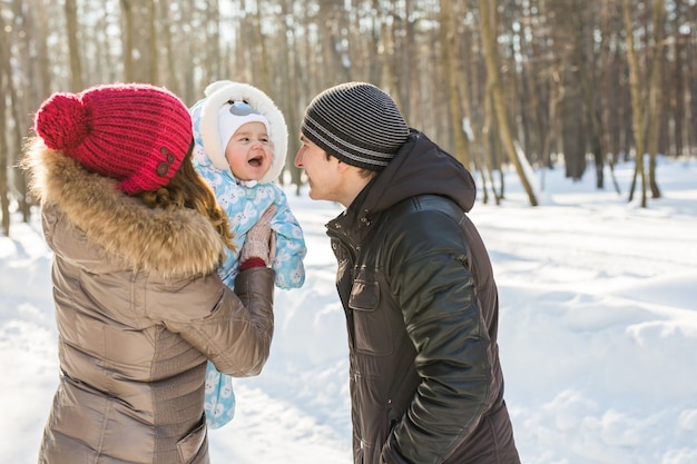 Familia feliz. Madre, padre e hijo niño en un paseo de invierno.