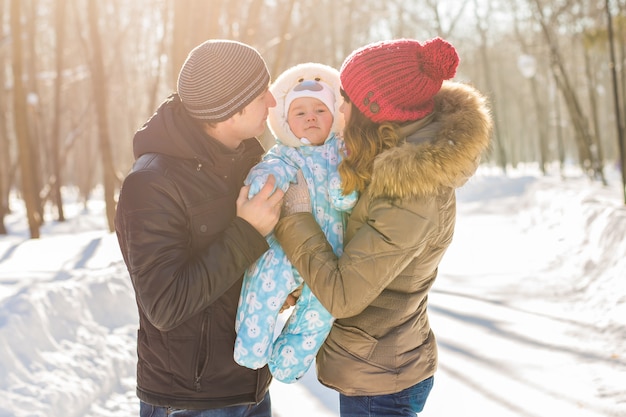 Familia feliz: madre, padre e hijo en un paseo de invierno.