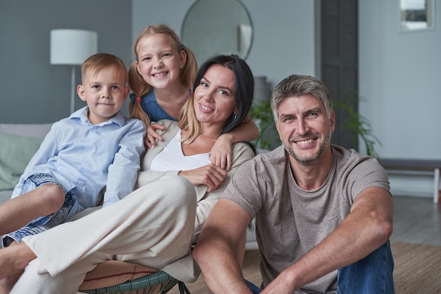 Familia feliz madre padre e hijos en casa