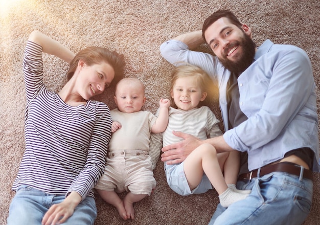 Familia feliz madre padre e hijos en casa